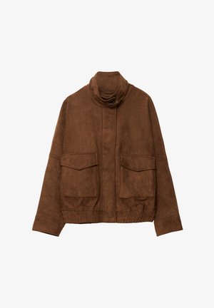 Braune Wildlederjacke mit hohem Kragen, zwei aufgesetzten Taschen vorne und elastischem Saum. Geschmeidige Textur und taillierte Form.