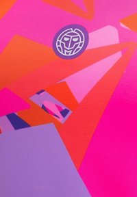 Tessuto sportivo multicolore con forme angolari in rosa, arancione e viola. Include un logo circolare con un design facciale.