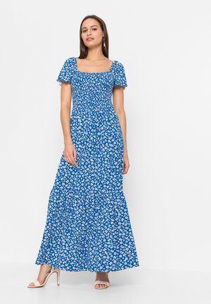 Robe maxi florale bleue, avec un corsage ajusté, un décolleté carré, des manches courtes bouffantes et une jupe à volants ornée de motifs de fleurs blanches.