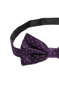 Lila satinfluga med vita prickar och en strukturerad yta, med ett solid svart justerbart band.