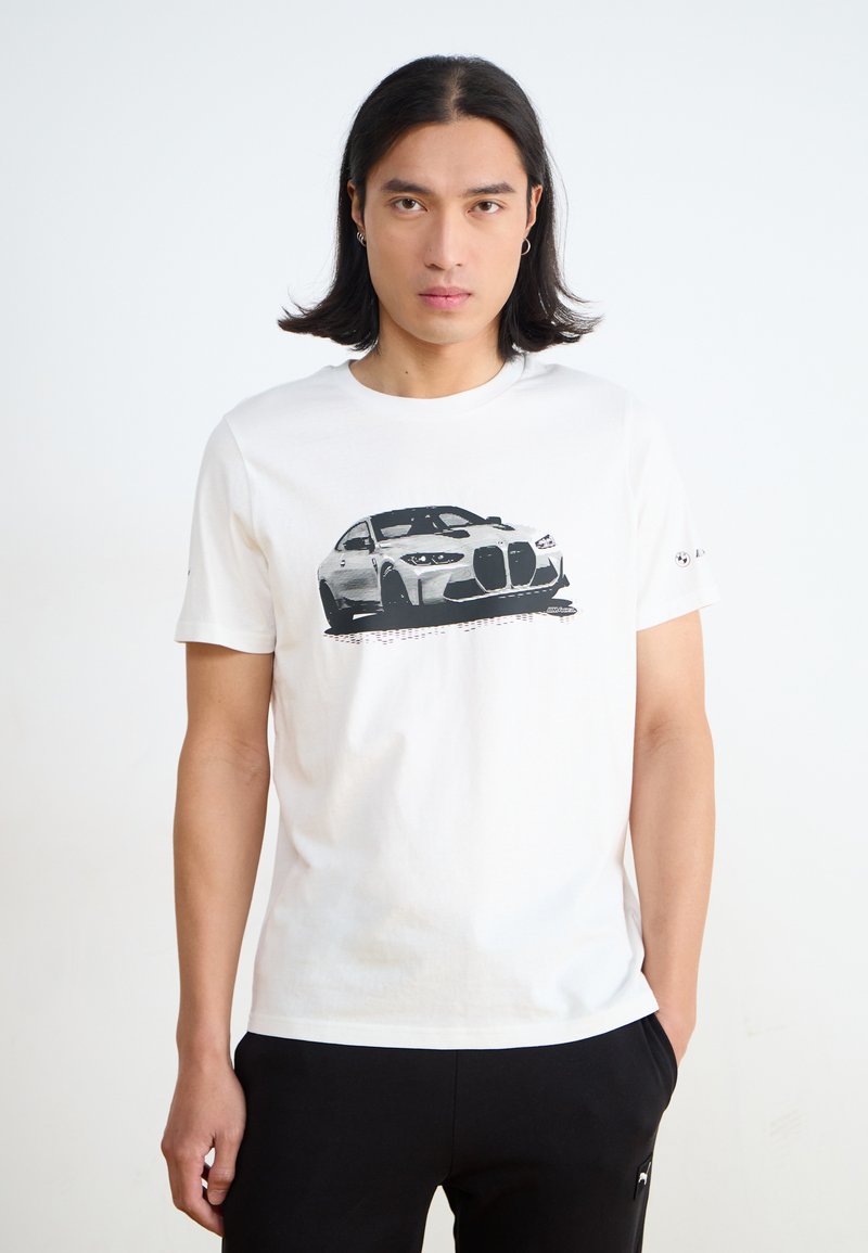 Biała bawełniana koszulka T-shirt z grafiką czarnego samochodu. Krótkie rękawy, okrągły dekolt, luźny krój. Gładkie tło bez wzorów czy akcentów.