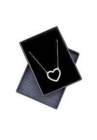 Silberne herzförmige Halskette mit einer Kette, die ein glitzerndes, eingeprägtes Muster aufweist, präsentiert in einer mit schwarzem Samt ausgekleideten Box.