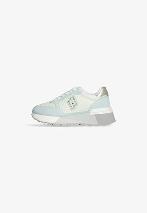 Sneaker azzurro chiaro con tessuto testurizzato e dettagli in suede, caratterizzato da un tallone metallico argento e una suola spessa bianca e grigia.