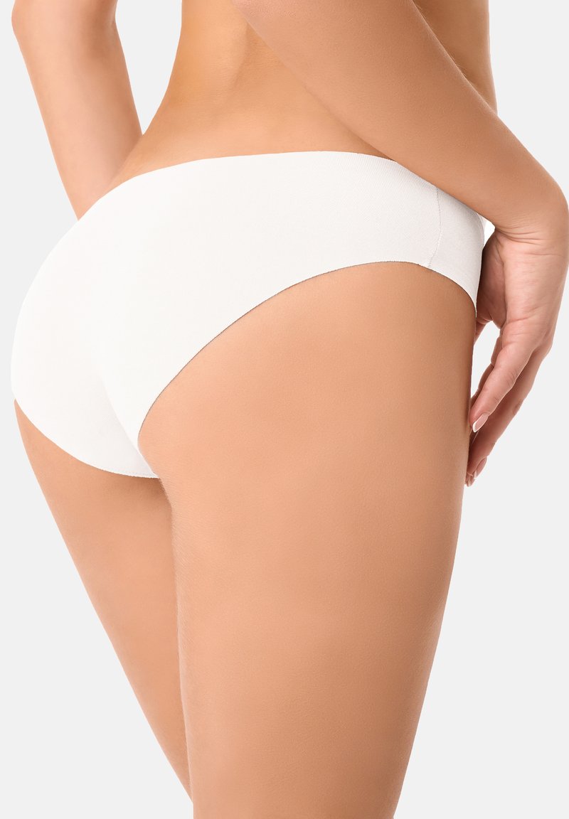 Slip bianchi senza cuciture con una texture liscia e morbida, caratterizzati da un taglio a vita bassa. Progettati per il comfort con linee visibili minime.