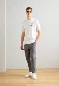 Thumbnail Image 3