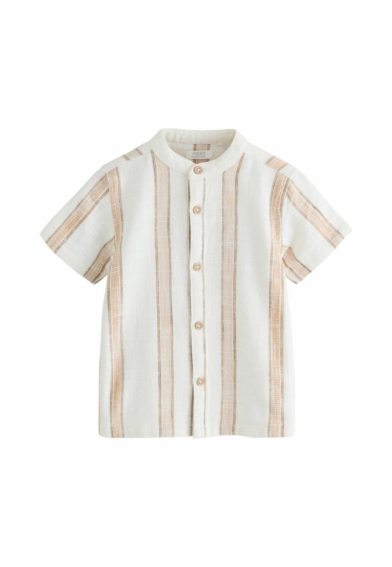 Bavlnená košeľa s krátkym rukávom v bielej farbe s béžovými vertikálnymi pruhmi, zapínaním na gombíky vpredu a stojačikom. Vyrobená z textúrovaného látky so voľným strihom.