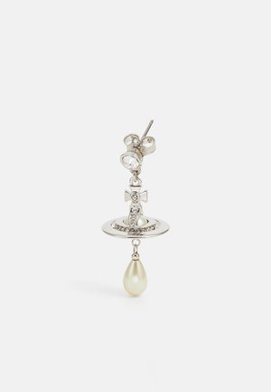 Sudenie sudraba auskari ar apaļu bāzi un centrālo pērli, rotāts ar rhinestones un asaru formas pērles piekariņu.