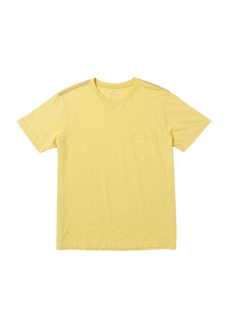 Camiseta de manga corta amarilla hecha de tejido suave. Presenta un bolsillo en el pecho y sutiles acentos de costura en los hombros. Diseño sencillo.