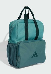 Zaino turchese con un compartimento principale dotato di zip, una tasca frontale con zip e una tasca laterale in rete, realizzato in tessuto resistente.