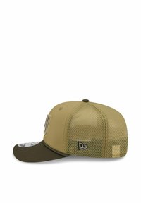 Khakifarbene Baseballmütze mit einer solidem Vorderseite, einem Netzrücken und einem gebogenen Schirm. Verfügt über strukturierte Muster und ein Logo an der Seite.