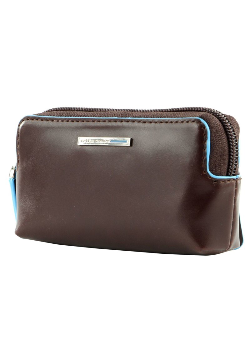 Borsetta in pelle marrone con dettagli blu. Caratterizzata da una chiusura con zip e un piccolo logo argentato sul davanti. Forma rettangolare compatta.