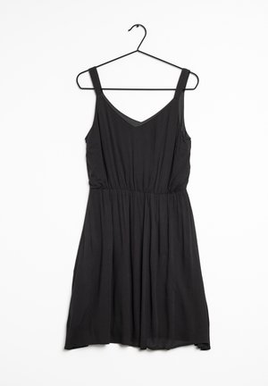 Schwarzes ärmelloses Kleid mit V-Ausschnitt, elastischem Bund und fließendem Rock. Hergestellt aus leichtem Stoff, mit glatter Textur. Hängt an einem schwarzen Haken.