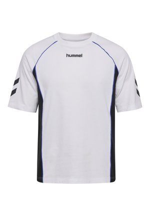 Biały sportowy t-shirt z krótkim rękawem z czarnymi bocznymi panelami, niebieskimi lamówkami, czarnymi logo w kształcie chevron na rękawach i logo "hummel" na piersi.