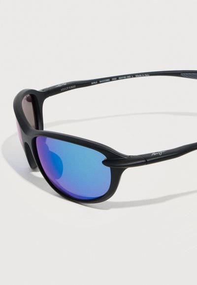 Μαύρα αθλητικά γυαλιά ηλίου με καμπυλωτούς φακούς καθρέφτη σε μπλε-μωβ χρώμα, τοποθετημένα πάνω σε λευκή επιφάνεια, με διακριτικό κείμενο μάρκας στο μπράτσο.