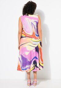 Vestido sin mangas y colorido con un patrón abstracto en espiral en rosa, naranja, púrpura y amarillo; cuenta con una falda en capas y una tela ligera.