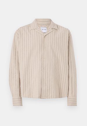 Cămașă bej cu mânecă lungă, cu dungi verticale bleumarin, cu nasturi în față și guler. Fabricată dintr-un material moale și texturat.