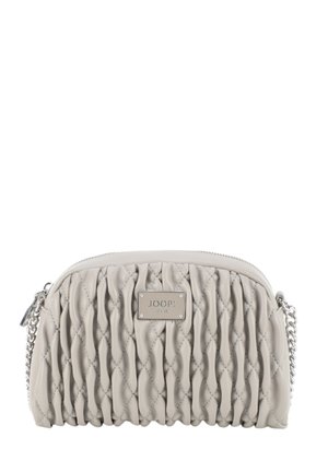 Borsa a tracolla trapuntata grigia chiara con forma strutturata, targhetta metallica con logo e tracolla a catena. Presenta pieghe verticali e una texture liscia.
