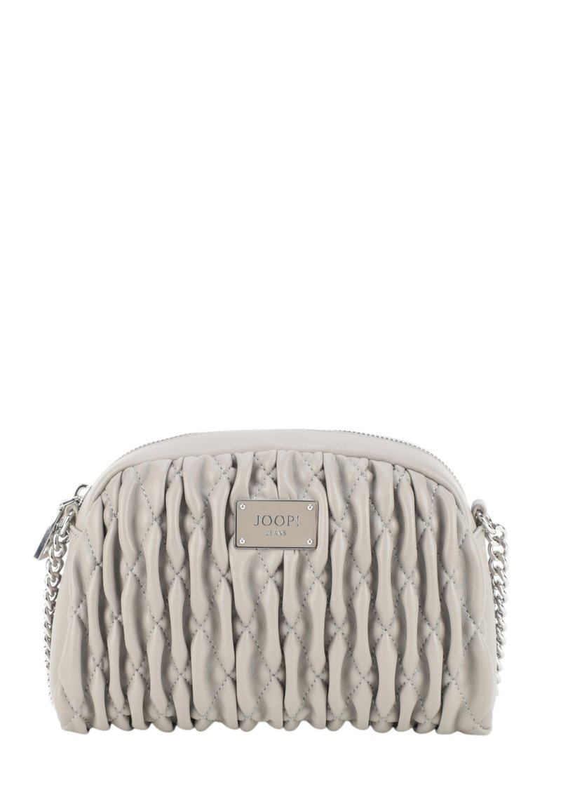 Borsa a tracolla trapuntata grigia chiara con forma strutturata, targhetta metallica con logo e tracolla a catena. Presenta pieghe verticali e una texture liscia.