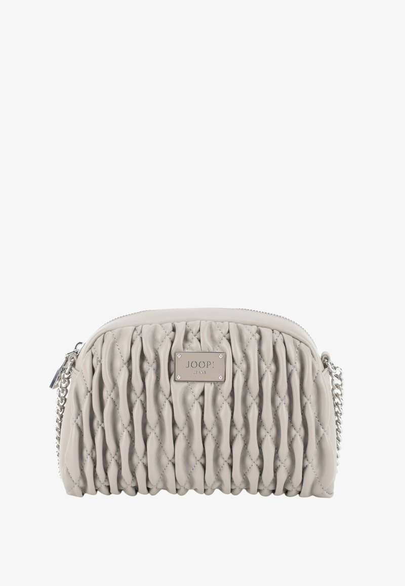 Borsa a tracolla trapuntata grigia chiara con forma strutturata, targhetta metallica con logo e tracolla a catena. Presenta pieghe verticali e una texture liscia.