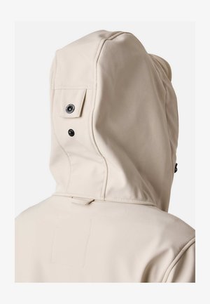 Beige hættejakke med glat stof, der har trykknaplukning og en rektangulær patch på bagsiden nær halsudskæringen.