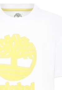 Witte t-shirt met een groot geel boomlogo met gedetailleerde stiksel. De ronde hals heeft een contrasterende gele accenten.