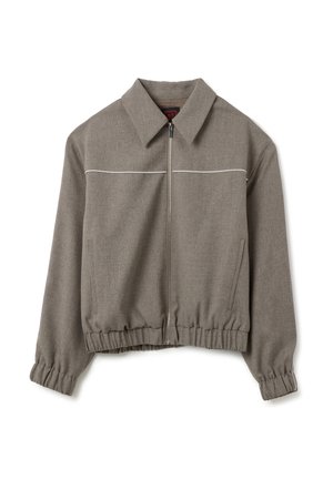 Giacca grigia con zip, colletto aperto, polsini ed orlo elastici, due tasche frontali e piping bianco orizzontale sul petto.