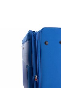 Blauwe zachte koffer met textured stof, dubbele ritsen en ronde zwarte accenten. Beschikt over een zijvak voor extra opslag.