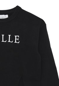 Maglione nero con texture a coste, scollo rotondo e design testuale frontale in bianco. Presenta spacchi laterali nella parte inferiore per un dettaglio in più.