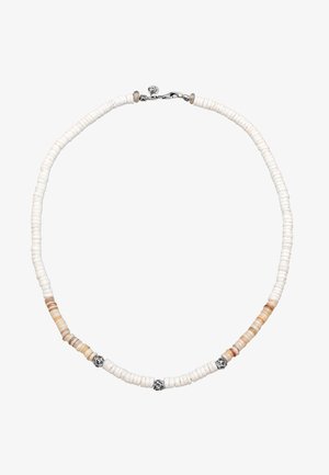 Perlekæde med hvide og lysebrune cirkulære perler, prydet med hardware i sølvfarve og en sikker lukning.