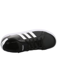 Czarne sneakersy z białymi paskami, wykonane z materiału syntetycznego. Posiadają okrągły przód i płaską gumową podeszwę. Widoczne sznurówki i logo.