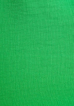 Zelená texturovaná látka s tkanou vzorováním, obsahující jemné variace v odstínu a hladký povrch. Ideální pro textilní aplikace.