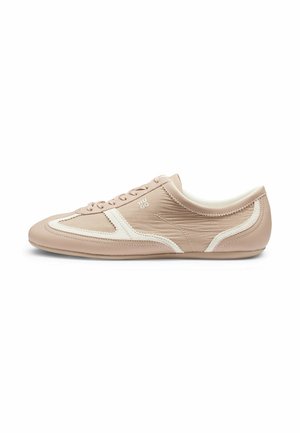 Sneaker beige con lacci, strisce laterali bianche texturizzate, suola liscia e logo "HUGO" sul lato.