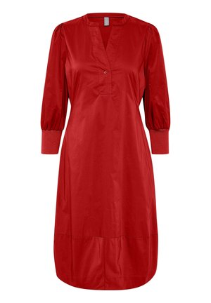 Vestido de algodón rojo con escote en V, botonera, mangas largas abullonadas y dobladillo curvado. Textura suave y costuras mínimas.