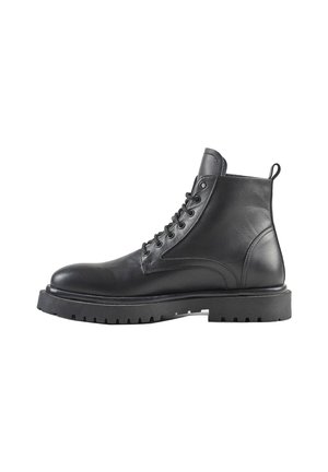 Botas de tobillo de cuero negro con un diseño de cordones, puntera redondeada y una suela de goma negra gruesa con dibujos profundos para mayor tracción.