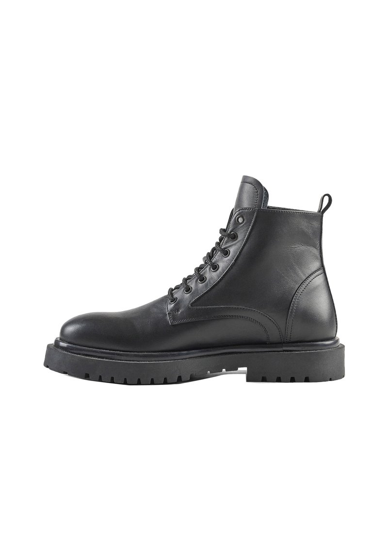 Botas de tobillo de cuero negro con un diseño de cordones, puntera redondeada y una suela de goma negra gruesa con dibujos profundos para mayor tracción.