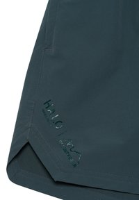 Mørkegrønt stof med "HALO Off Duty Gear"-logo og bjerglinjedesign, syet nær den skrå kant.