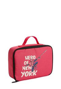 Röd tygmatlåda med en svart dragkedja. Har en tryckt Spider-Man-grafik och texten "HERO OF NEW YORK" i vitt. Inkluderar ett handtag.