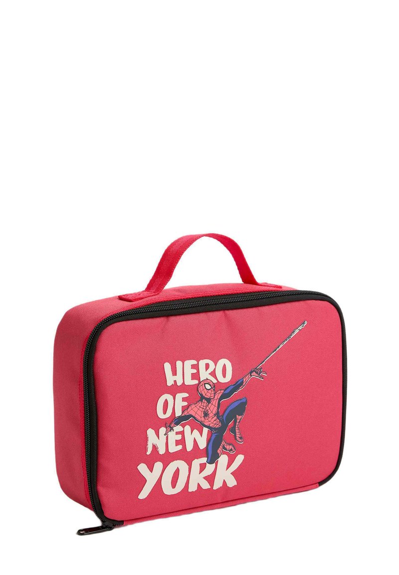 Röd tygmatlåda med en svart dragkedja. Har en tryckt Spider-Man-grafik och texten "HERO OF NEW YORK" i vitt. Inkluderar ett handtag.