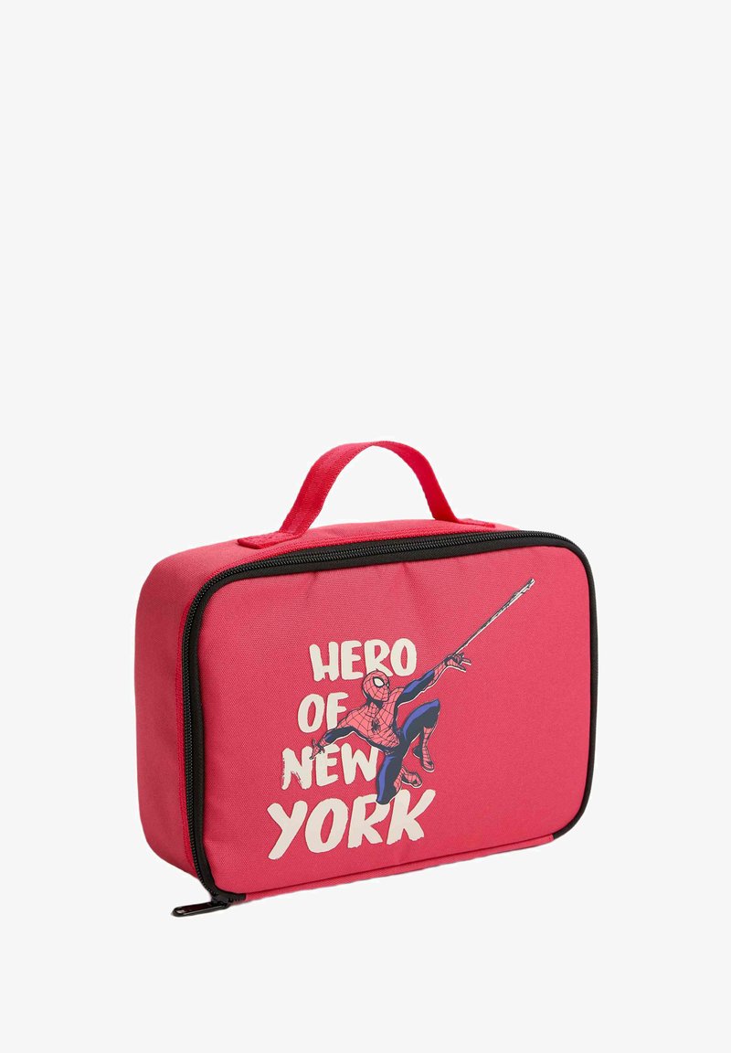 Röd tygmatlåda med en svart dragkedja. Har en tryckt Spider-Man-grafik och texten "HERO OF NEW YORK" i vitt. Inkluderar ett handtag.