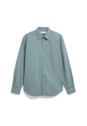 Hellblaues langärmliges Shirt aus Baumwolle, mit einem Button-Down-Kragen, einer vorderen Knopfverschluss und einem kleinen gestickten Logo auf der Brust.