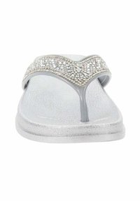Tongs argentées avec un semelle texturée et une bride ondulée scintillante ornée de petits strass incrustés pour une touche décorative.
