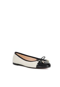 Ballet flat in black and cream leather, featuring a rounded toe with a shiny black cap, contrasting trim, and a decorative bow at the front.