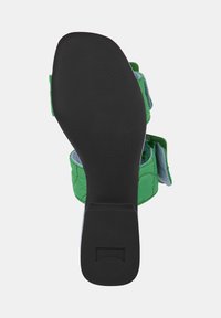 Sandal in tessuto verde con suola in gomma nera testurizzata, dotato di cinturini regolabili e parte superiore imbottita per il massimo comfort.