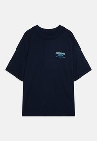 Marineblå bomulds T-shirt med rund hals, korte ærmer og et logo trykt i lys blå på brystet. Enkel, afslappet pasform.