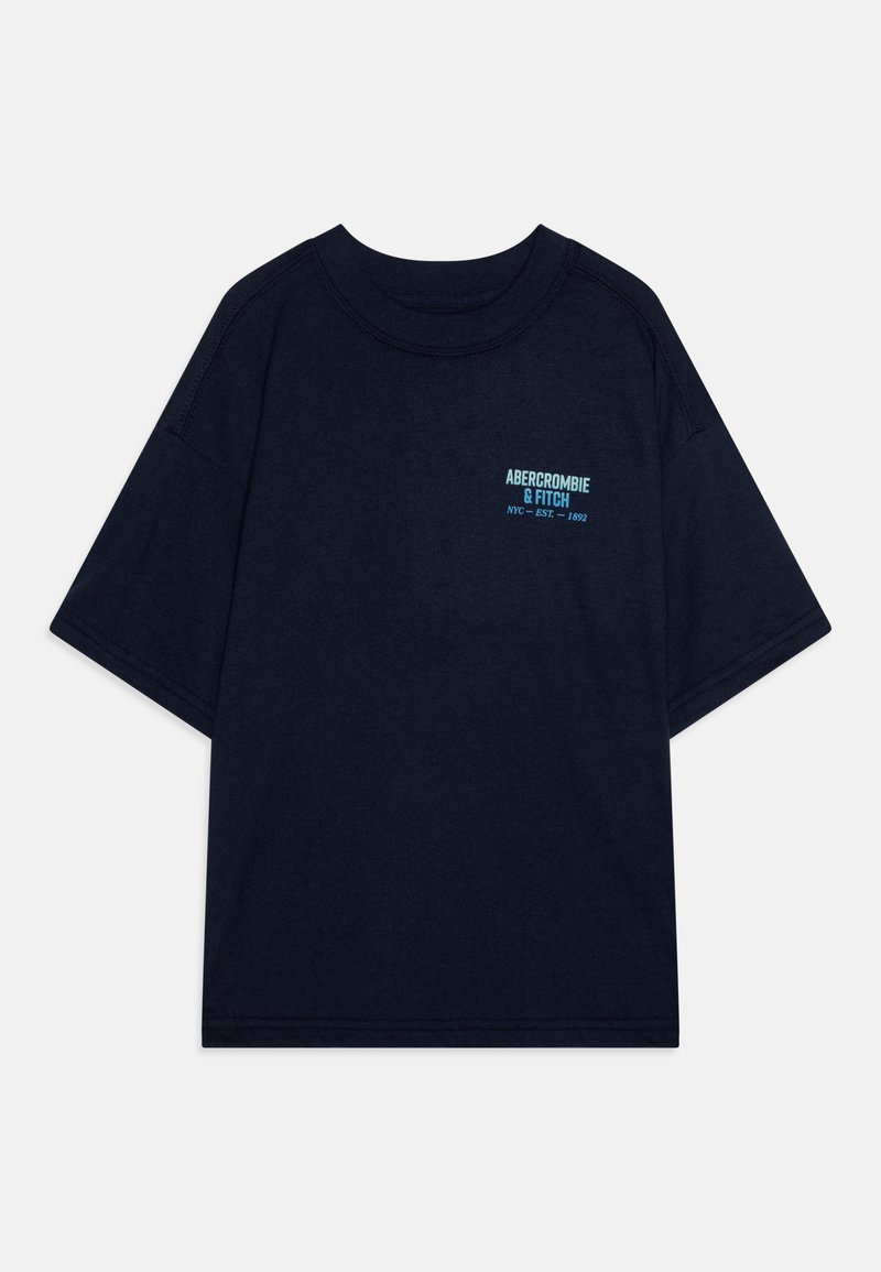 Marineblå bomulds T-shirt med rund hals, korte ærmer og et logo trykt i lys blå på brystet. Enkel, afslappet pasform.