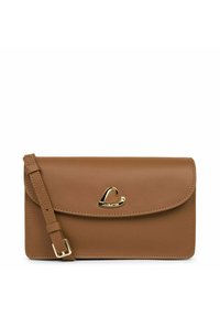 Borsa a tracolla in pelle marrone con patta pieghevole, ferramenta dorata e una tracolla removibile. Presenta un accento a forma di cuore sulla parte anteriore.