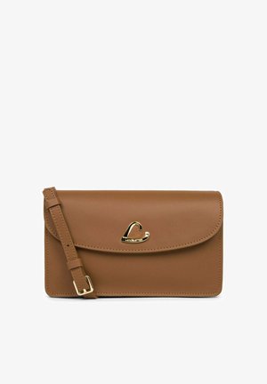 Sac bandoulière en cuir marron avec un rabat, des accessoires en métal doré et une sangle détachable. Présente un accent en forme de cœur sur le devant.