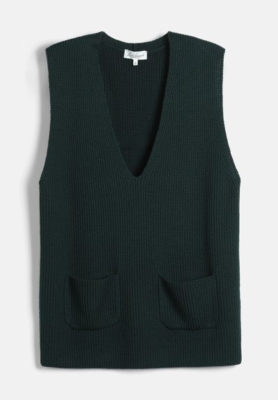 Veste sans manches en maille vert foncé avec un col en V profond et deux petites poches avant, étalée à plat sur fond blanc.
