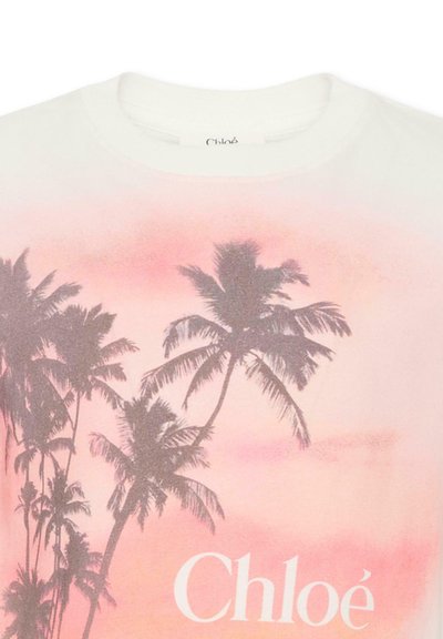 Biała bawełniana koszulka z różowym gradientowym tłem, z sylwetkami palm i napisem „Chloé” drukowanym na dole na biało.