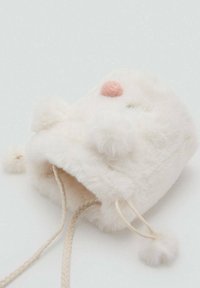 Puhast beli klobuk z vlaknom, okrašen s roza pom-pomnimi poudarki in puhasto teksturo. Ima zategovalno zapiranje in dve okrogli okrasni elementi.